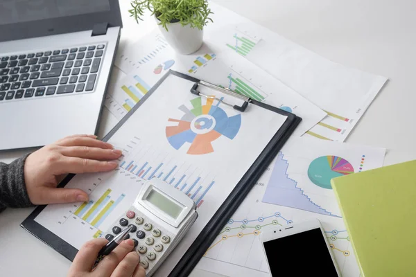 Yeni başlangıç projesi ile çalışma present.professional yatırımcı toplantı iş takım. Finans yöneticileri görev.