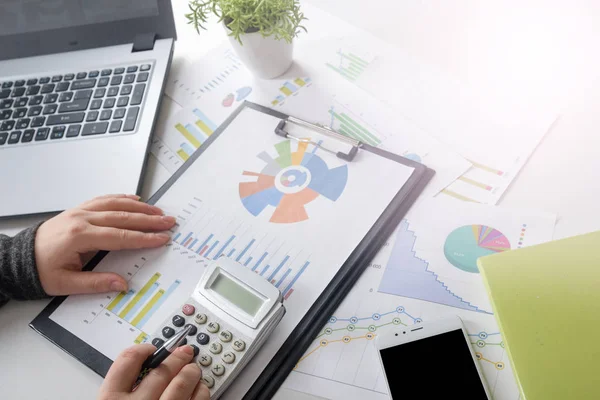 Yeni başlangıç projesi ile çalışma present.professional yatırımcı toplantı iş takım. Finans yöneticileri görev.