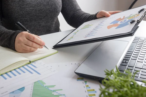 Yeni başlangıç projesi ile çalışma present.professional yatırımcı toplantı iş takım. Finans yöneticileri görev.