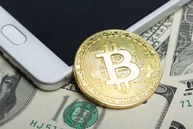 Bitcoin altın madeni para yeni sanal para ve Doları arka plan. Cryptocurrency. İş ve ticaret kavramı. Yakın çekim vurdu