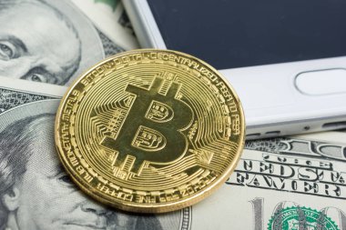 Bitcoin altın madeni para yeni sanal para ve Doları arka plan. Cryptocurrency. İş ve ticaret kavramı. Yakın çekim vurdu