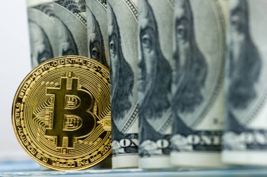 Bitcoin altın madeni para yeni sanal para ve Doları arka plan. Cryptocurrency. İş ve ticaret kavramı. Yakın çekim vurdu