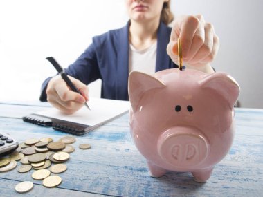 Kumbara closeup para koyarak el. seçici odak