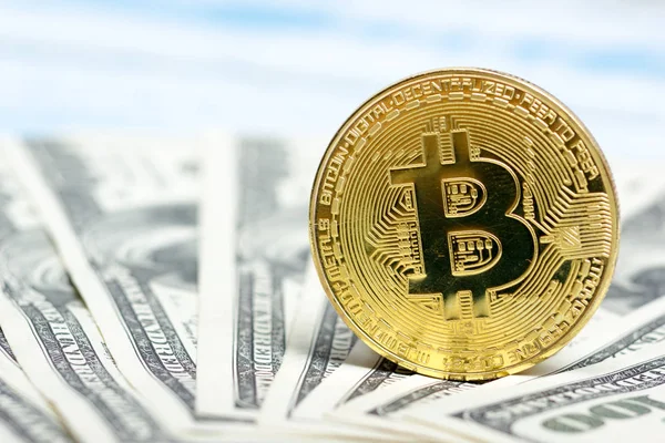 Bitcoin 황금 동전 새로운 가상 돈과 달러 배경. Cryptocurrency입니다. 비즈니스와 거래 개념입니다. 클로즈업 샷 — 스톡 사진
