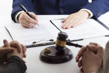 Karı-koca, boşanma, boşanma, fesih, iptal, yasal boşanma belgeleri, boşanma evrakları ya da avukatın hazırladığı evlilik öncesi anlaşma. Evlilik yüzüğü.
