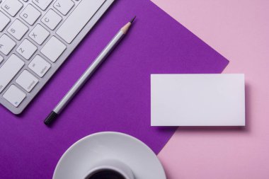 Ofis resepsiyon masası malzemeleri ile. Düz yatıyordu iş işyeri ve nesneleri. Üstten Görünüm. Metin için yer kopyalayın