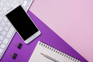 Ofis resepsiyon masası malzemeleri ile. Düz yatıyordu iş işyeri ve nesneleri. Üstten Görünüm. Metin için yer kopyalayın