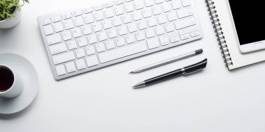 Ofis resepsiyon masası malzemeleri ile. Düz yatıyordu iş işyeri ve nesneleri. Üstten Görünüm. Metin için yer kopyalayın