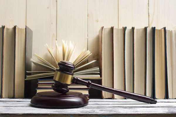 Juridiska begrepp - öppen lag bok med en trä domare ordförandeklubba på tabellen i en rättssal eller lag verkställighet-kontor. Kopiera utrymme för text — Stockfoto
