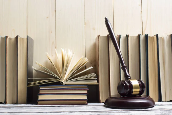 Wet rechtsbegrip - Open wet boek met een houten rechters hamer op tafel in een rechtszaal of wet tenuitvoerleggingsdienst. Ruimte voor tekst kopiëren — Stockfoto