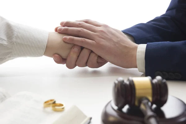 Handen van de vrouw, echtgenoot ondertekenen decreet van echtscheiding, ontbinding, annuleren van het huwelijk, juridische scheidingsdocumenten, het indienen van echtscheidingspapieren of voorhuwelijkse overeenkomst opgesteld door advocaat. Trouwring — Stockfoto