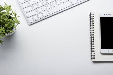 Ofis resepsiyon masası malzemeleri ile. Düz yatıyordu iş işyeri ve nesneleri. Üstten Görünüm. Metin için yer kopyalayın