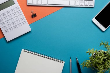 Ofis resepsiyon masası malzemeleri ile. Düz yatıyordu iş işyeri ve nesneleri. Üstten Görünüm. Metin için yer kopyalayın