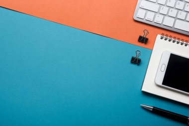 Ofis resepsiyon masası malzemeleri ile. Düz yatıyordu iş işyeri ve nesneleri. Üstten Görünüm. Metin için yer kopyalayın