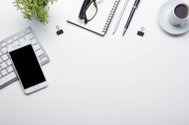 Ofis resepsiyon masası malzemeleri ile. Düz yatıyordu iş işyeri ve nesneleri. Üstten Görünüm. Metin için yer kopyalayın