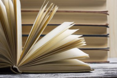 Açık kitap, ahşap masadaki ciltli kitaplar. Okula dönelim. Boşluğu kopyala