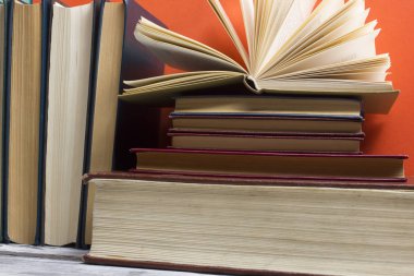 Açık kitap, ahşap masadaki ciltli kitaplar. Okula dönelim. Boşluğu kopyala