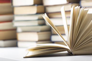 Açık kitap, ahşap masadaki ciltli kitaplar. Okula dönelim. Boşluğu kopyala