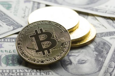 Bitcoin altın madeni para yeni sanal para ve Doları arka plan. Cryptocurrency. İş ve ticaret kavramı. Yakın çekim vurdu