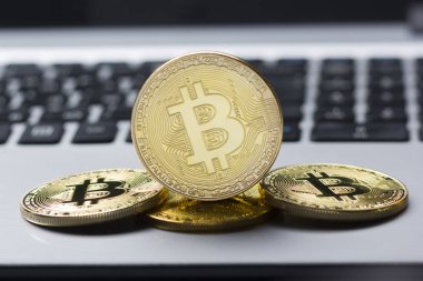 Bitcoin altın madeni para yeni sanal para ve Doları arka plan. Cryptocurrency. İş ve ticaret kavramı. Yakın çekim vurdu