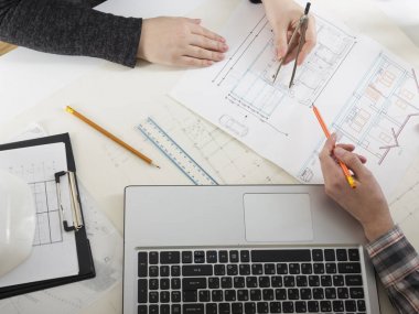Mimarlar Blueprint, gayrimenkul projesi üzerinde çalışıyor. Mimar işyeri - mimari proje, planları, cetvel, hesap makinesi, laptop ve bölücü pusula. İnşaat kavramı. Mühendislik araçları.