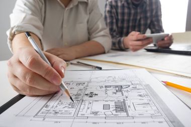 Mimarlar Blueprint, gayrimenkul projesi üzerinde çalışıyor. Mimar işyeri - mimari proje, planları, cetvel, hesap makinesi, laptop ve bölücü pusula. İnşaat kavramı. Mühendislik araçları.