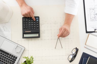 Mimarlar Blueprint, gayrimenkul projesi üzerinde çalışıyor. Mimar işyeri - mimari proje, planları, cetvel, hesap makinesi, laptop ve bölücü pusula. İnşaat kavramı. Mühendislik araçları.