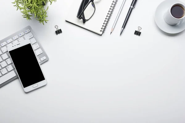 Mesa de escritorio de oficina con suministros. Piso yacía Negocios lugar de trabajo y objetos. Vista superior. Copiar espacio para texto — Foto de Stock