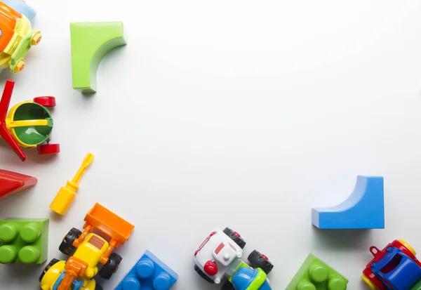 Kinder Lernspielzeug Entwicklung Rahmen auf weißem Hintergrund. Ansicht von oben. flach lag. Kopierraum für Text — Stockfoto