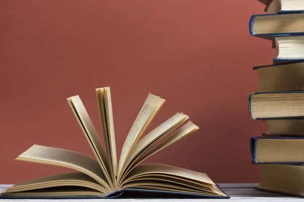 Libro abierto, libros de tapa dura sobre mesa de madera. De vuelta a la escuela. Copiar espacio —  Fotos de Stock