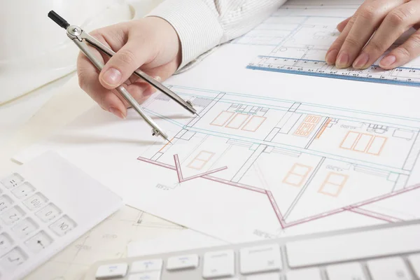 Arquitectos trabajando en proyecto, proyecto inmobiliario. Lugar de trabajo del arquitecto: proyecto arquitectónico, planos, regla, calculadora, computadora portátil y brújula divisoria. Concepto de construcción. Herramientas de ingeniería . —  Fotos de Stock