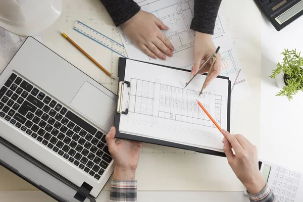 Arquitectos a trabalhar em projectos imobiliários. Local de trabalho do arquiteto - projeto arquitetônico, plantas, régua, calculadora, laptop e bússola divisor. Conceito de construção. Ferramentas de engenharia . — Fotografia de Stock