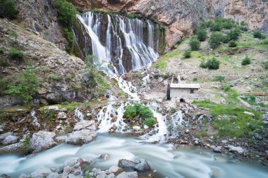 Dağ orman şelale manzarası. Kapuzbaşı Şelalesi, Kayseri, Türkiye