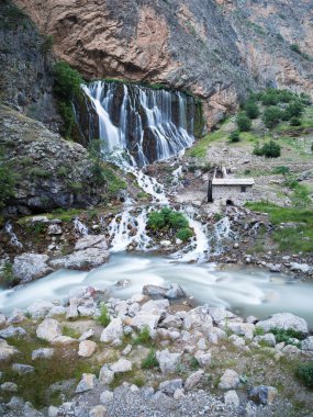 Dağ orman şelale manzarası. Kapuzbaşı Şelalesi, Kayseri, Türkiye