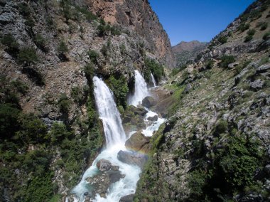 Dağ orman şelale manzarası. Kapuzbaşı Şelalesi, Kayseri, Türkiye