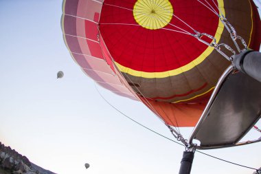 Sıcak hava balonları dağ manzarası Kapadokya, Göreme Milli Parkı, Türkiye üzerinde.