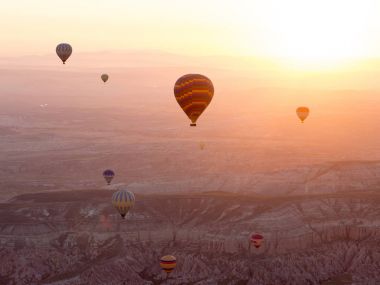 Sıcak hava balonları dağ manzarası Kapadokya, Göreme Milli Parkı, Türkiye üzerinde.