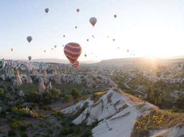 Sıcak hava balonları dağ manzarası Kapadokya, Göreme Milli Parkı, Türkiye üzerinde.