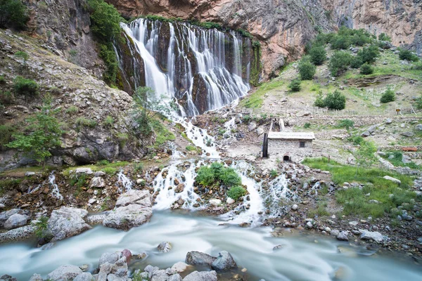 Dağ orman şelale manzarası. Kapuzbaşı Şelalesi, Kayseri, Türkiye