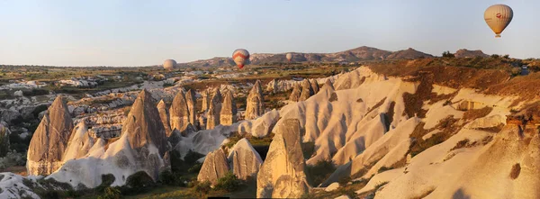 Valle dell'amore nel villaggio di Goreme, Turchia. Paesaggio rurale Cappadocia. Case in pietra a Goreme, Cappadocia. Stile di vita di campagna — Foto Stock