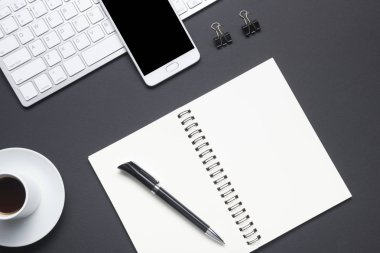Ofis resepsiyon masası malzemeleri ile. Düz yatıyordu iş işyeri ve nesneleri. Üstten Görünüm. Metin için yer kopyalayın