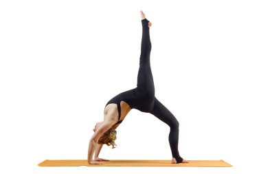 Beyaz arka plan üzerinde izole yoga yaparken genç kız