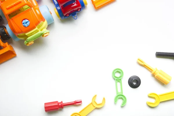 Crianças desenvolvimento educacional brinquedos quadro no fundo branco. Vista superior. Deitado. Espaço de cópia para texto — Fotografia de Stock