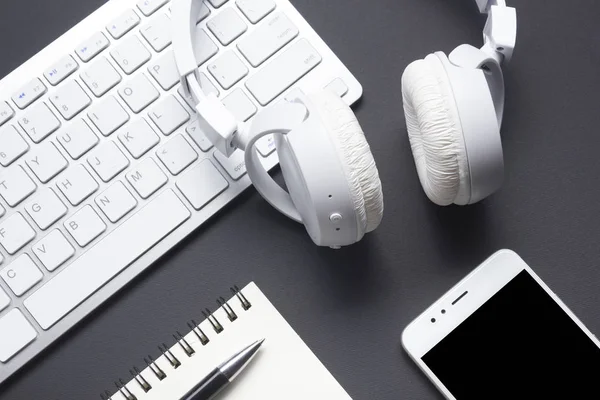 Office desk table with supplies. Flat lay Business workplace and objects. Top view. Copy space for text — Stock Photo, Image