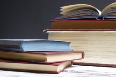 Açık kitap, ahşap masadaki ciltli kitaplar. Okula dönelim. Boşluğu kopyala