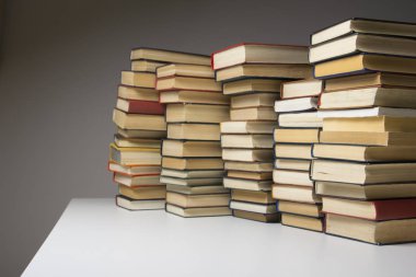 kitapların arka plan yığını. pek çok kitap yığınları.