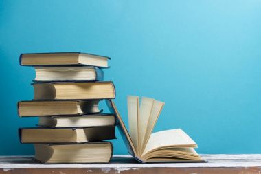 Açık kitap, ahşap masadaki ciltli kitaplar. Okula dönelim. Boşluğu kopyala