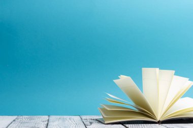Açık kitap, ahşap masadaki ciltli kitaplar. Okula dönelim. Boşluğu kopyala