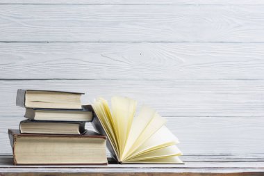 Açık kitap, ahşap masadaki ciltli kitaplar. Okula dönelim. Boşluğu kopyala