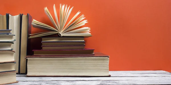 Libro abierto, libros de tapa dura sobre mesa de madera. De vuelta a la escuela. Copiar espacio —  Fotos de Stock